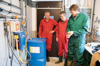 Betriebsleiter Wilfried Deselaers, Michel Int-Veen und Norbert Gausling von der RWZ werfen einen Blick auf die Chlordioxidanlage und Säuredosierung