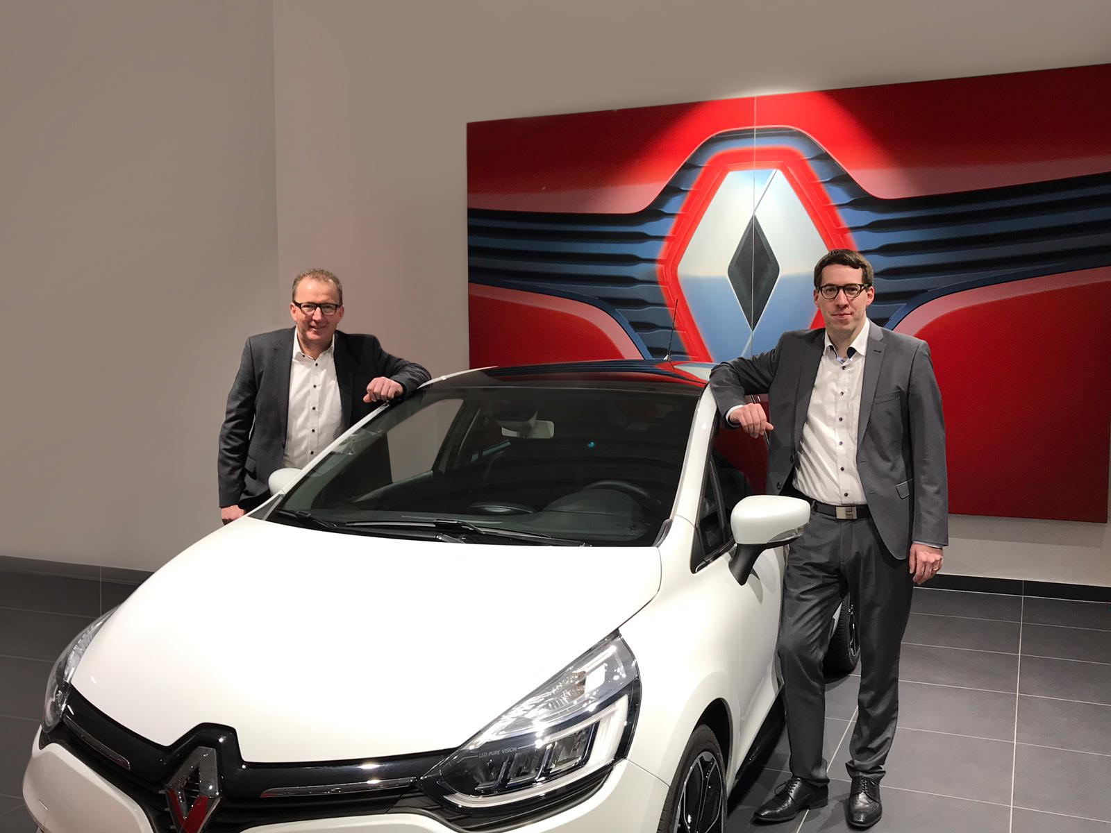 Die beiden Geschäftsführer Werner Heck (l) und Klaus-Peter Fritzen (r) mit dem neuen Renault Clio.